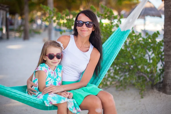 Young mommy and little girl on tropical vacation relaxing in hammock — Stock Photo, Image