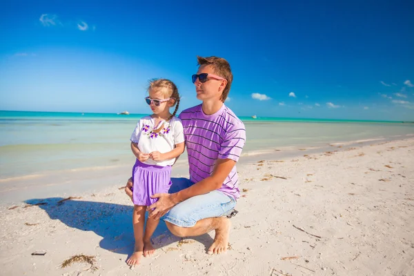 Lycklig far och hans bedårande lilla dotter tillsammans på stranden — Stockfoto