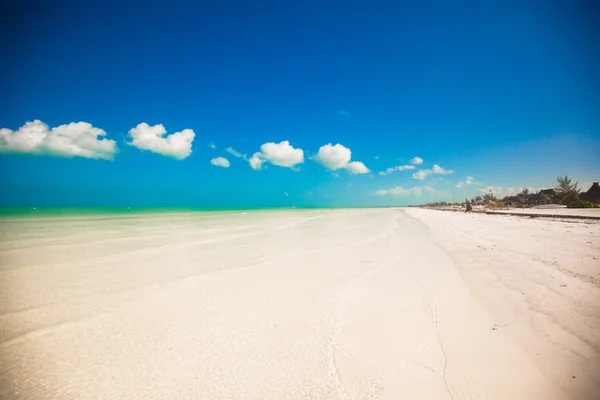 Playa tropical perfecta con agua turquesa — Foto de Stock