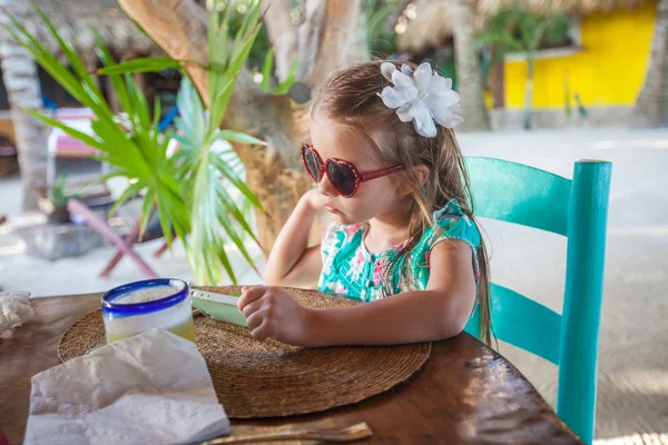 Niña sentada en la silla en el restaurante esperando su comida —  Fotos de Stock