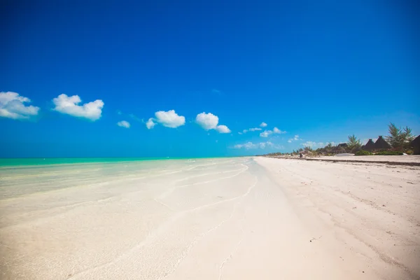 Doskonały tropikalnej plaży turkus wody — Zdjęcie stockowe