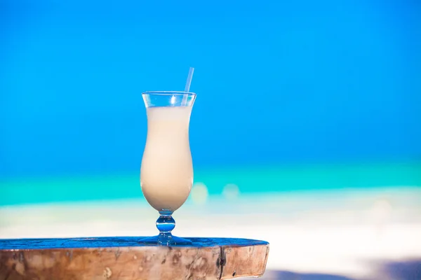 Biały pina colada na stole plaży — Zdjęcie stockowe