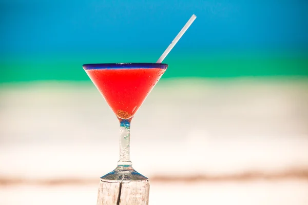 Margarita de fresa en la playa de arena blanca — Foto de Stock