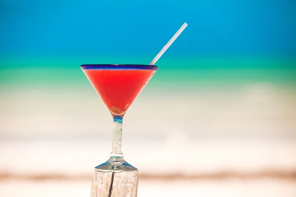 Strawberry margarita på den vita sandstranden — Stockfoto