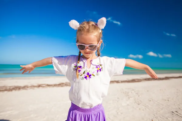 Schattig meisje in easter kostuum op het exotische strand — Stockfoto