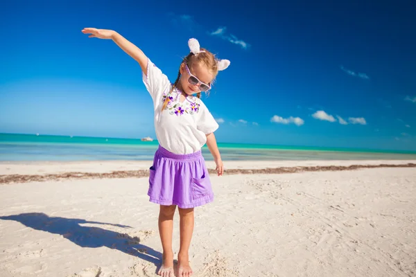 Schattig meisje in easter kostuum op het exotische strand — Stockfoto