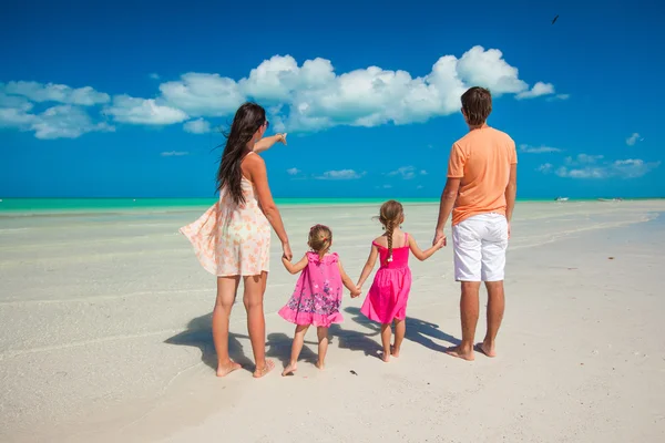 背视图的四人家庭在加勒比海滩度假 — 图库照片