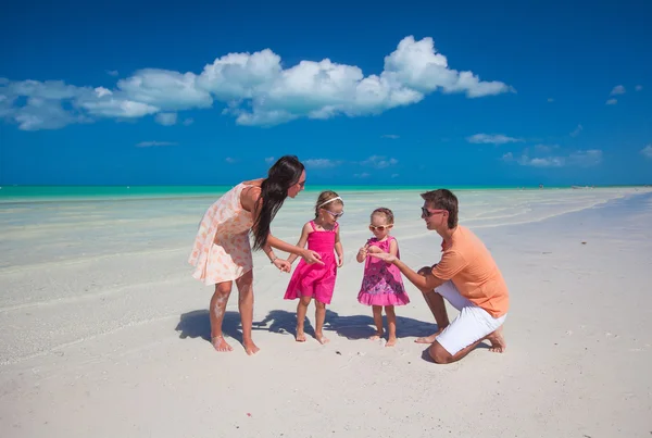 Joven hermosa familia con dos hijas divirtiéndose en la playa — Foto de Stock