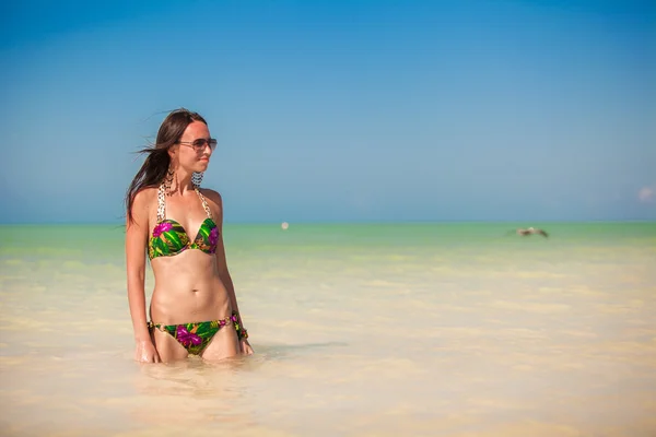 Vista trasera de la hermosa chica en traje de baño en vacaciones de playa — Foto de Stock