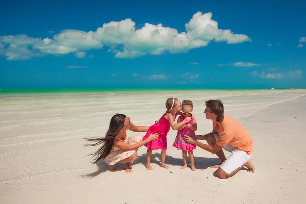 Junge schöne Familie mit zwei Töchtern hat Spaß am Strand — Stockfoto