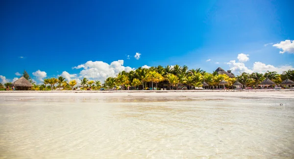 Praia perfeita deserta tropical na ilha — Fotografia de Stock