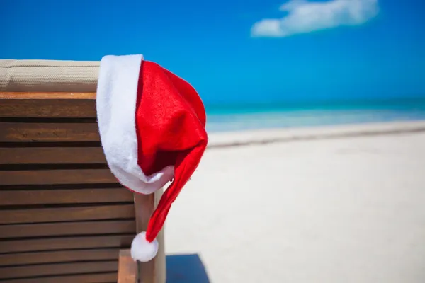 Close-up de chapéu de santa na cadeira longue na praia tropical caribenha — Fotografia de Stock