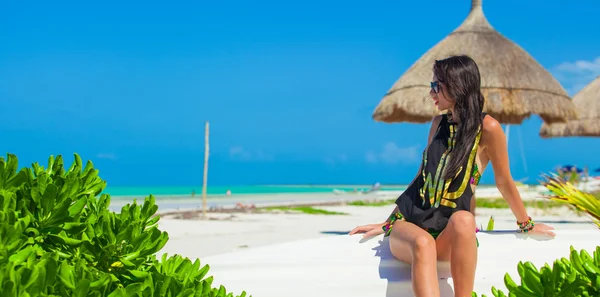 Beyaz kumlu plaj bir sandalda oturan genç seksi kadın — Stok fotoğraf