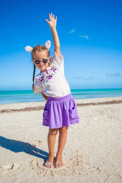 Entzückendes kleines Mädchen im Osterkostüm am exotischen Strand — Stockfoto