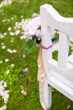 Düğün banklar ve töreni açık havada için çiçek