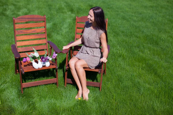 Fiatal gyönyörű nő pihenő és érezd jól magad az udvarban — Stock Fotó
