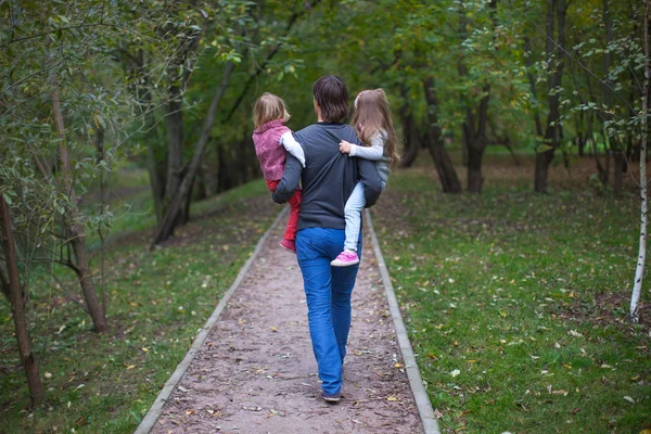 Indietro vista del padre e le sue due figlie all'aperto — Foto Stock