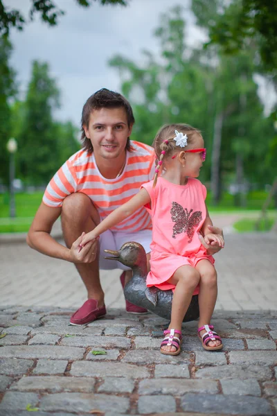 Mladý šťastný otec s roztomilý dcera v parku bavit — Stock fotografie
