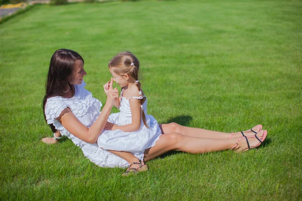 Niña y su joven madre se divierten en el patio — Foto de Stock