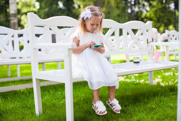 Menina adorável em uma cerimônia de casamento — Fotografia de Stock