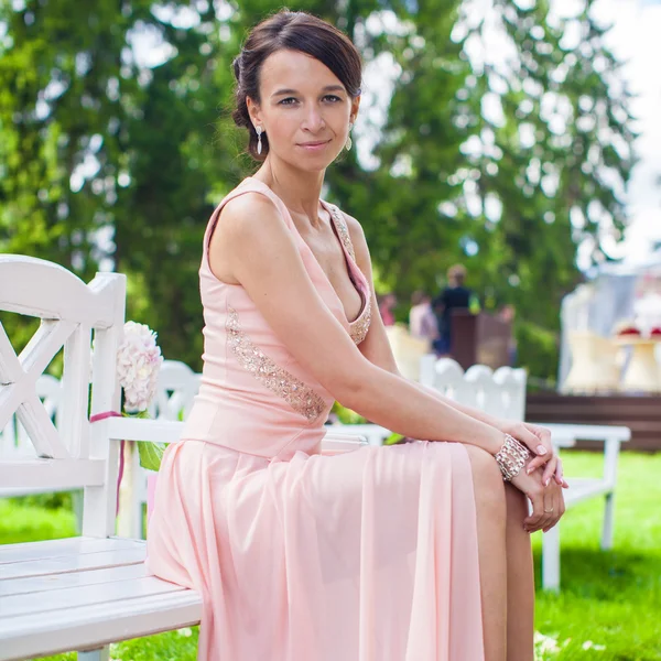 Beautiful young girl in a long dress at the ceremony outdoors — Stock Photo, Image