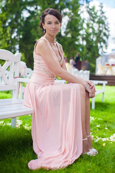 Beautiful young girl in a long dress at the ceremony outdoors — Stock Photo, Image