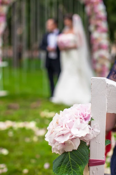 Bröllop bänkar och blomma för ceremonin utomhus — Stockfoto