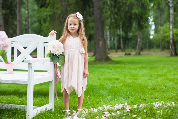 Entzückendes kleines Mädchen bei einer Hochzeitsfeier — Stockfoto