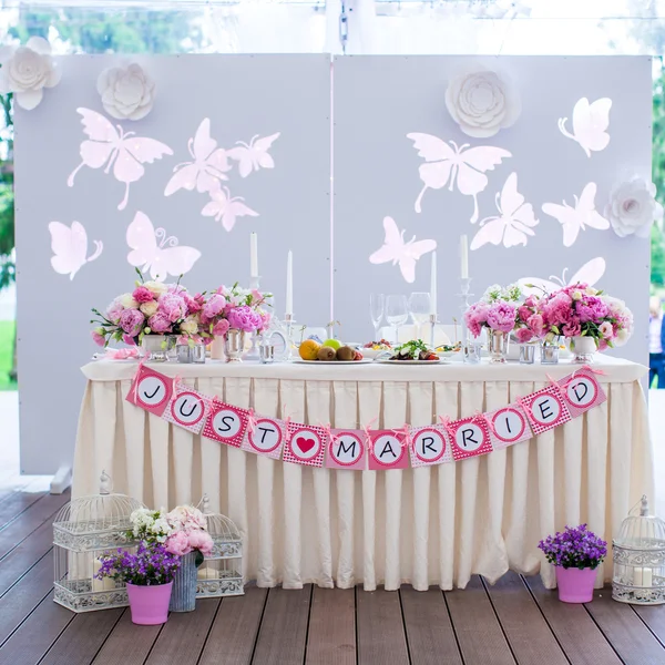 Witte feestzaal tabellen bruiloft voorbereid voor viering — Stockfoto