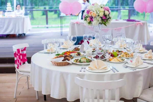 Boda mesas blancas de banquete preparadas para la celebración — Foto de Stock