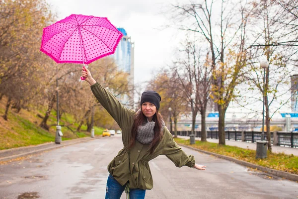 Jeune femme marchant avec parapluie en automne jour de pluie — Photo