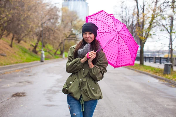 Jeune femme marchant avec parapluie en automne jour de pluie — Photo