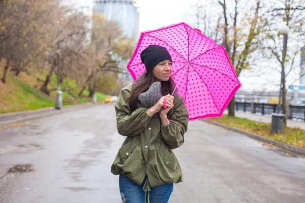 在秋天下雨天用的伞走的年轻女子 — 图库照片