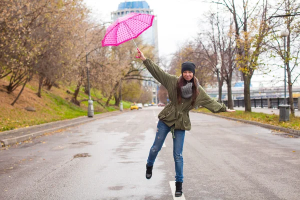 秋の雨の日に傘を持って歩く若い女性 — ストック写真