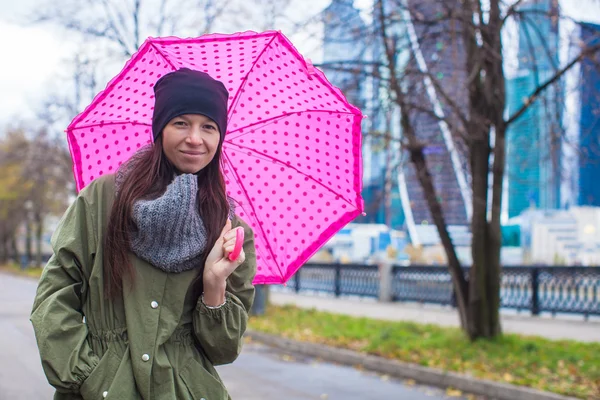 Jeune femme marchant avec parapluie en automne jour de pluie — Photo