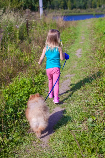 Κοριτσάκι περπάτημα μαζί της?? σκυλί σε ένα λουρί — Φωτογραφία Αρχείου