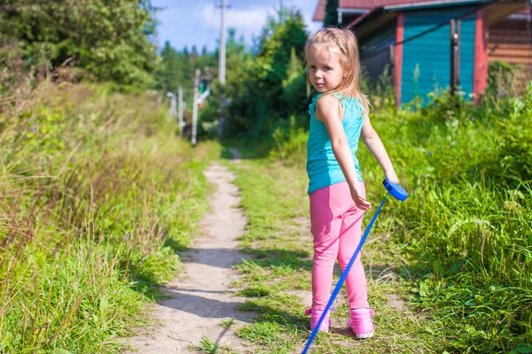 Mała dziewczynka chodzenia z nią? pies na smyczy — Zdjęcie stockowe