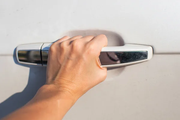 Primer plano de una mano abriendo el coche — Foto de Stock