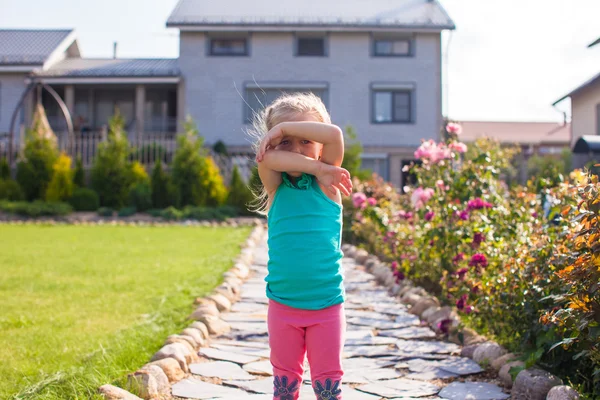 Liten flicka som täcker hennes ansikte, inte vill bli fotograferad — Stockfoto