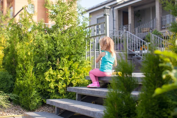 Kleines Mädchen, das im Freien spazieren geht und Spaß im Garten hat — Stockfoto