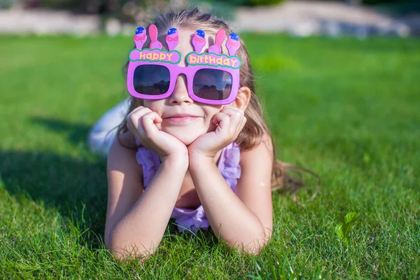 Adorabile bambina in bicchieri di buon compleanno sorridente all'aperto — Foto Stock
