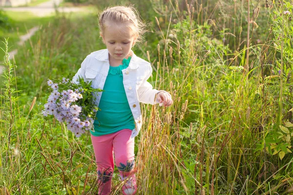 थोडे सुंदर मुलगी फुलांचा पुष्पगुच्छ चालत — स्टॉक फोटो, इमेज