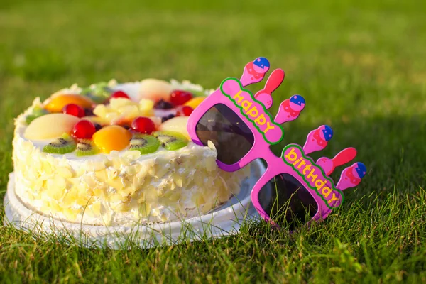 Festliga kakor och glasögon som säger födelsedagen — Stockfoto
