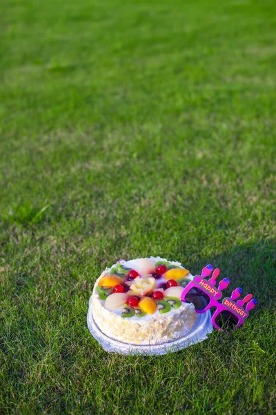 Kutlama pastası ve doğum gününü diyor gözlük — Stok fotoğraf