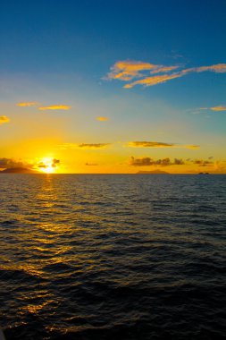 Seyşel Adaları egzotik ada üzerinde inanılmaz renkli günbatımı