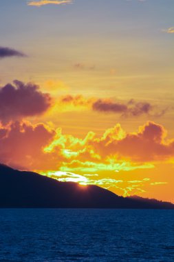 Seyşel Adaları egzotik ada üzerinde inanılmaz renkli günbatımı