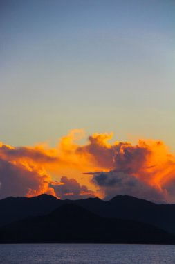 Seyşel Adaları egzotik ada üzerinde inanılmaz renkli günbatımı