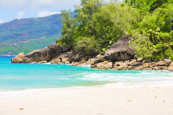 Paisaje de la hermosa playa tropical exótica en la isla de Seychelle — Foto de Stock