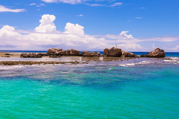 Türkis exotische Lagune mit großen Steinen auf den Seychellen — Stockfoto