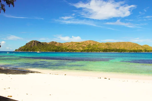 Paysage de belle plage tropicale exotique avec de l'eau turquoise — Photo